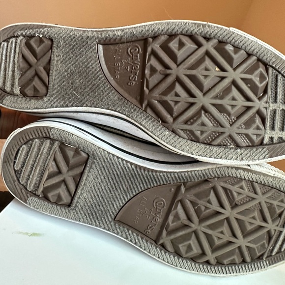 Women’s converse size 7 - Picture 3 of 5